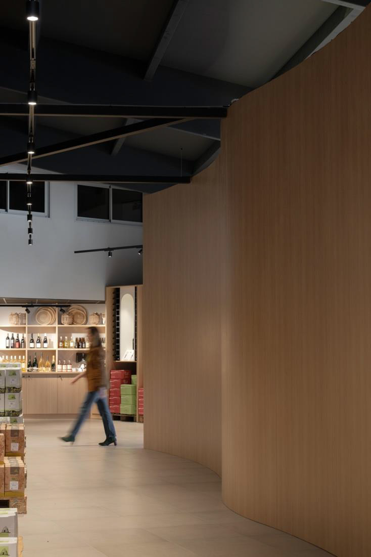 comptoir-degustation-caveau Comptoir de dégustation intégré dans un caveau viticole rénové