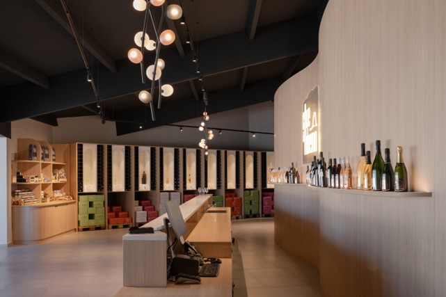 espace-vente-vins-luberon Espace de vente de vins aménagé dans un caveau du Luberon