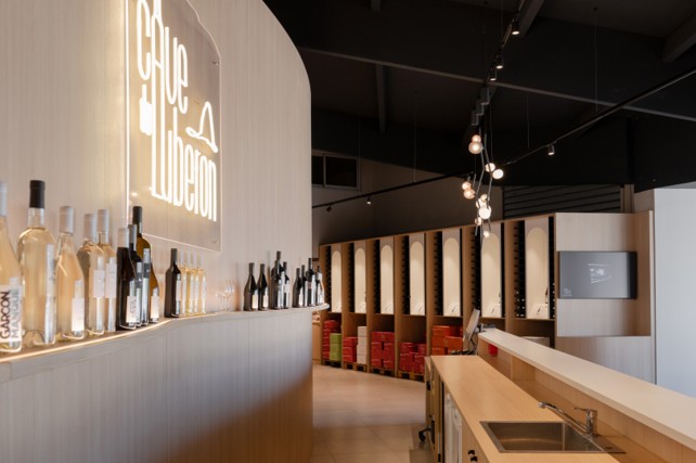 presentation-bouteilles-caveau Présentation des bouteilles de vin dans le caveau de dégustation